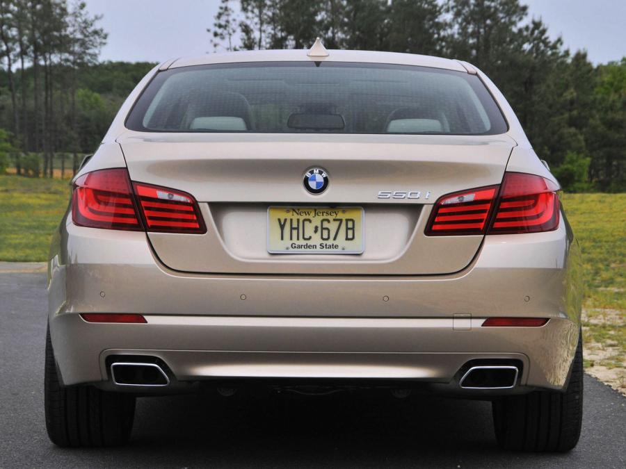  BMW 550i Sedan 2010 года  (US) (фото 11 из 16)